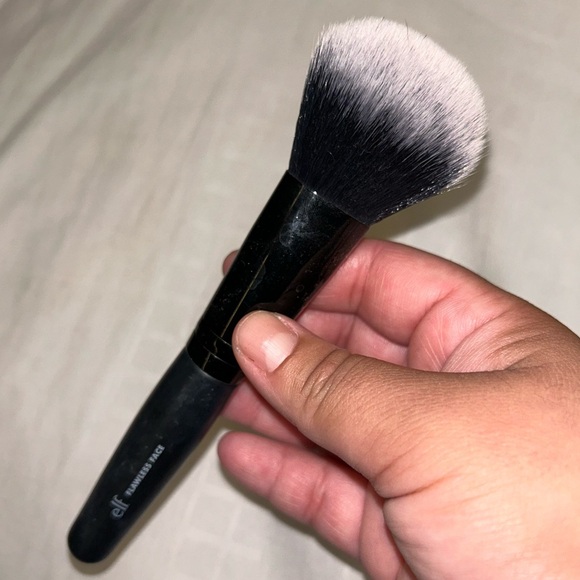 E.L.F. Flawless Face brush - Picture 2 of 3